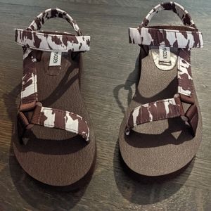 Henley Brown/Tan Steve Madden sandals